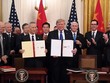 Phó thủ tướng Trung Quốc Lưu Hạc và Tổng thống Donald Trump tại lễ ký thoả thuận thương mại giai đoạn 1. Ảnh: AFP.