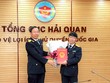 Tổng cục trưởng Nguyễn Văn Cẩn tặng hoa chúc mừng tân Phó Tổng cục trưởng Lưu Mạnh Tưởng. Ảnh: Hải quan Online.