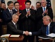 Phó thủ tướng Trung Quốc Lưu Hạc (ngồi bên trái) và Tổng thống Mỹ Donald Trump (ngồi bên phải) ký thỏa thuận thương mại "giai đoạn một" ngày 15/1 tại Nhà Trắng. Ảnh: New York Times.