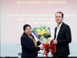 Thứ trưởng Nguyễn Thị Phương Hoa trao quyết định và chúc mừng đồng chí Nguyễn Văn Hùng.