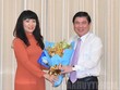 Chủ tịch UBND thành phố Hồ Chí Minh Nguyễn Thành Phong trao quyết định và chúc mừng đồng chí Phạm Thị Hồng Hà.