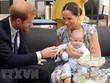 Hoàng tử Anh Harry (trái) và Công nương Meghan Markle (phải) cùng con trai trong chuyến thăm Cape Town, Nam Phi, ngày 25/9/2019. (Ảnh: AFP/TTXVN).