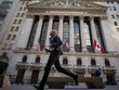 Một người đàn ông chạy ngang qua Sở giao dịch chứng khoán New York. Ảnh: Bloomberg.