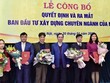 Phó Thống đốc Ngân hàng Nhà nước Đào Minh Tú trao quyết định và chúc mừng các cán bộ được bổ nhiệm.