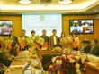 Bộ trưởng Bộ Tư pháp Lê Thành Long trao quyết định và tặng hoa chúc mừng các cán bộ được bổ nhiệm.