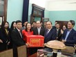 Thủ tướng tặng quà Tết cho cán bộ, nhân viên Khu Di tích Chủ tịch Hồ Chí Minh tại Phủ Chủ tịch. Ảnh: VGP/Quang Hiếu.