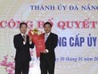 Phó Bí thư Thành uỷ Nguyễn Văn Quảng (bên trái) trao quyết định bổ nhiệm ông Lương Nguyễn Minh Triết giữ chức Bí thư Quận uỷ Hải Châu.