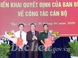 Bí thư Tỉnh ủy Bạc Liêu Nguyễn Quang Dương trao quyết định và chúc mừng đồng chí Huỳnh Hữu Trí, Đỗ Minh Đẩu.