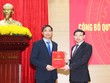 Bí thư Tỉnh ủy Quảng Ninh Nguyễn Xuân Ký trao quyết định cho đồng chí Vũ Văn Diện.