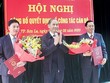 Ông Nguyễn Quốc Khánh, Phó Chủ tịch UBND tỉnh Sơn La trao Quyết định và tặng hoa chúc mừng ông Nguyễn Thế Phương và ông Trần Công Chính.