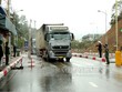 Xe chở hàng di chuyển qua Cửa khẩu Hữu Nghị chiều 5/2. 
