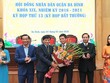 Ông Tạ Nam Chiến (thứ 3 trái sang) được bầu giữ chức Chủ tịch UBND quận Ba Đình. Ảnh: Hanoimoi.