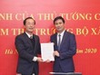 Bộ trưởng Phạm Hồng Hà trao quyết định và chúc mừng tân Thứ trưởng Nguyễn Tường Văn.