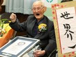 Ông Chitetsu Watanabe nhận chứng nhận của Sách Kỷ lục Guinness ngày 12/2. Ảnh: AFP.