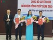 Ông Hồ Kỳ Minh, Phó Chủ tịch UBND TP Đà Nẵng trao các quyết định bổ nhiệm cán bộ.