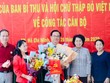 Lãnh đạo Trung ương Hội Chữ thập đỏ Việt Nam trao quyết định và chúc mừng đồng chí Vũ Thanh Lưu.
