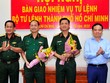 Trung tướng Võ Minh Lương và đồng chí Trần Lưu Quang chúc mừng 2 đồng chí nhận nhiệm vụ mới.