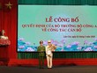 Thứ trưởng Lê Quý Vương trao quyết định cho đồng chí Đại tá Lưu Hồng Quảng. (Nguồn: cand.com.vn).