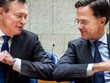 Thủ tướng Hà Lan Mark Rutte (phải) cụng khuỷu tay chào hỏi với Bộ trưởng chăm sóc y tế Bruno Bruins giữa bối cảnh dịch bệnh, vào ngày 10/3. Ảnh: Theatlantic.