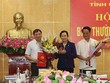 Bí thư Tỉnh ủy Hà Nam Lê Thị Thủy trao quyết định và chúc mừng đồng chí Lê Hồng Quân và đồng chí Đào Đình Tùng.