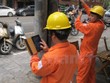 Nhân viên ngành điện ghi chỉ số côngtơ của khách hàng. (Nguồn: Đức Duy/Vietnam+).