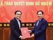 Thứ trưởng Bùi Thanh Sơn trao quyết định cho đồng chí Lê Đình Tĩnh.