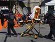 Nhân viên y tế chuyển bệnh nhân nhiễm COVID-19 tới trung tâm y tế Brooklyn, New York, Mỹ. (Ảnh: AFP/TTXVN).