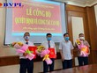 Phó Bí thư Tỉnh ủy, Chủ tịch UBND tỉnh Đắk Nông Nguyễn Bốn (thứ hai bên phải) trao quyết định và tặng hoa cho các cán bộ được điều động, bổ nhiệm.