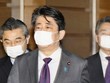 Thủ tướng Abe (giữa) đeo khẩu trang phòng dịch Covid-19 hôm 5/4. Ảnh: Kyodo.