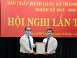 Bí thư Thành ủy Nguyễn Thiện Nhân trao quyết định cho ông Dương Anh Đức (Ảnh: TTBC TPHCM).