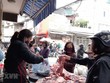 Quầy bán thịt lợn tại chợ Hoàng Mai, Hà Nội. (Ảnh: Phương Anh/TTXVN).