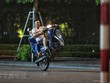 Các thanh niên bốc đầu, đua xe quanh hồ Gươm. (Ảnh: TTXVN).