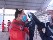 Tất cả các chuyên gia, lao động đều phải đo thân nhiệt cũng như rửa tay, sát khuẩn, khai báo y tế trước khi vào làm việc tại Khu kinh tế Nghi Sơn. (Ảnh: Khiếu Tư/TTXVN).