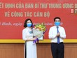 Đồng chí Nguyễn Hồng Diên trao quyết định và chúc mừng đồng chí Phạm Thị Hải Lý.