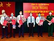 Bí thư Tỉnh ủy Tuyên Quang Chẩu Văn Lâm trao quyết định và chúc mừng các tân Ủy viên Ban Chấp hành Đảng bộ tỉnh.