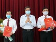 Phó Bí thư Thường trực Thành ủy, Chủ tịch HĐND thành phố Cần Thơ Phạm Văn Hiểu trao quyết định và chúc mừng các đồng chí Lê Văn Thành, Chiêm Quốc Tế.