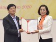 Đồng chí Trần Văn Túy trao quyết định và chúc mừng đồng chí Nguyễn Thị Thanh.