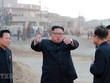 Nhà lãnh đạo Triều Tiên Kim Jong-un (giữa) thị sát công trình xây dựng khu du lịch nghỉ dưỡng Wonsan-Kalma ở bờ biển phía Đông thành phố Wonsan ngày 1/11/2018. (Ảnh: AFP/TTXVN).
