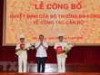 Đồng chí Lữ Văn Hùng, Ủy viên Trung ương Đảng, Bí thư Tỉnh ủy Hậu Giang tặng hoa chúc mừng Thượng tá Huỳnh Việt Hòa và Đại tá Phan Hoàng Lắm. (Ảnh: Hồng Thái/TTXVN).