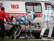 Nhân viên y tế chuyển bệnh nhân tới bệnh viện ở ngoại ô Moscow. (Ảnh: AFP).