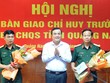 Bí thư Tỉnh ủy Quảng Nam Phan Việt Cường chúc mừng Thiếu tướng Hứa Văn Tưởng và Thượng tá Lê Trung Thành.