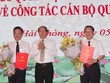 Bí thư Thành ủy Hải Phòng trao quyết định và chúc mừng 2 đồng chí: Trần Quang Tuấn, Đoàn Văn Chương.