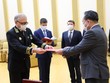 Đại sứ Nga tại Triều Tiên Alexander Matsegora (trái) trao huân chương của ông Putin cho đại diện phía Triều Tiên, Ngoại trưởng Ri Yong-ho (Ảnh: Đại sứ quán Nga tại Triều Tiên).