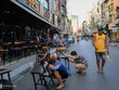Nhân viên một quán bar ở phố Tây Bùi Viện, quận 1 sơn sửa lại bàn ghế để chuẩn bị mở cửa trở lại từ hôm 23/4, ngay sau khi hết lệnh cách ly theo Chỉ thị 16 của Thủ tướng. 