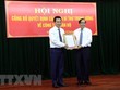 Phó Trưởng ban Thường trực Ban Tổ chức Trung ương Nguyễn Thanh Bình trao Quyết định của Ban Bí thư Trung ương Đảng cho ông Triệu Thế Hùng (bên trái).