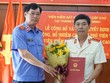 Phó Viện trưởng Viện Kiểm sát nhân dân tối cao Trần Công Phàn trao quyết định và chúc mừng đồng chí Phạm Đình Cúc.