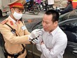 Cảnh sát giao thông kiểm tra nồng độ cồn người điều khiến phương tiện giao thông.