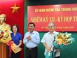 Đồng chí Trần Cẩm Tú, Bí thư Trung ương Đảng, Chủ nhiệm Ủy ban Kiểm tra Trung ương chúc mừng đồng chí Nguyễn Văn Hùng và đồng chí Trần Thị Hiền.