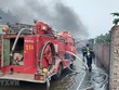 Lực lượng cảnh sát Phòng cháy, chữa cháy và cứu nạn, cứu hộ, Công an tỉnh Hải Dương triển khai lực lượng chữa cháy. (Ảnh: TTXVN phát).