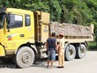 Cảnh sát giao thông kiểm tra một xe tải lưu thông trên đường. Ảnh minh họa. (Nguồn: TTXVN).